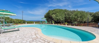 Apartment 'Casa Lentischio Piscina Evista Mare' with Sea View, Shared Pool and Wi-Fi