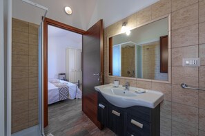 Ducha, secador de pelo, toallas