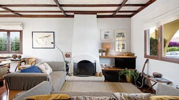 TV, fireplace, streaming services