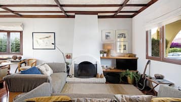 TV, fireplace, streaming services