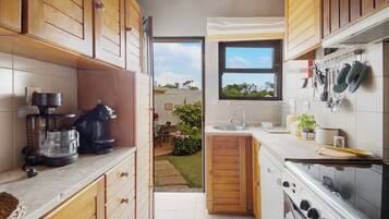 Kylskåp, mikrovågsugn, ugn och spishäll