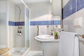 Badewanne, Haartrockner, Handtücher
