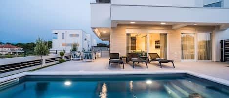 Una piscina al aire libre