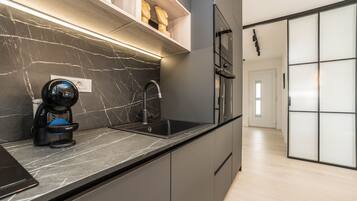 Full-size fridge, microwave, oven, dishwasher