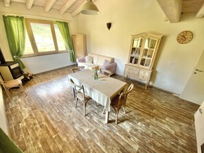 Books - A fantastic apartment in a mountain farmhouse (Toscolano Maderno)