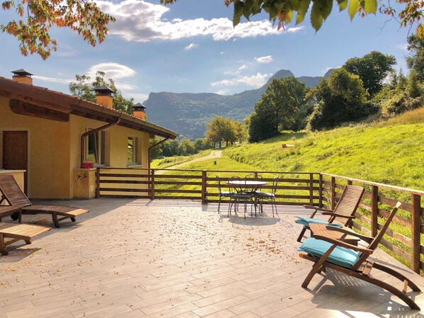 Outdoor dining - A fantastic apartment in a mountain farmhouse (Toscolano Maderno)