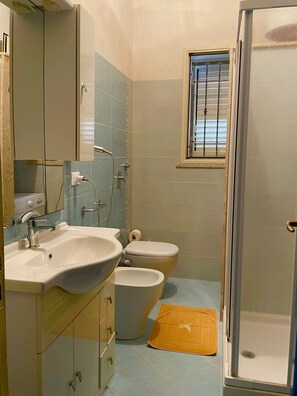 Shower, hair dryer, bidet, towels - 4 Bedroom Villa in Marsala (Marsala)