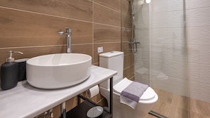 Studio Deluks | Kamar mandi | Shower, perlengkapan mandi gratis, pengering rambut, dan handuk