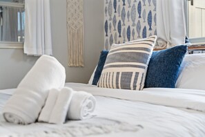 4 habitaciones, escritorio y tabla de planchar con plancha 