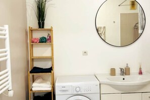 Haartrockner, Handtücher, Seife, Toilettenpapier