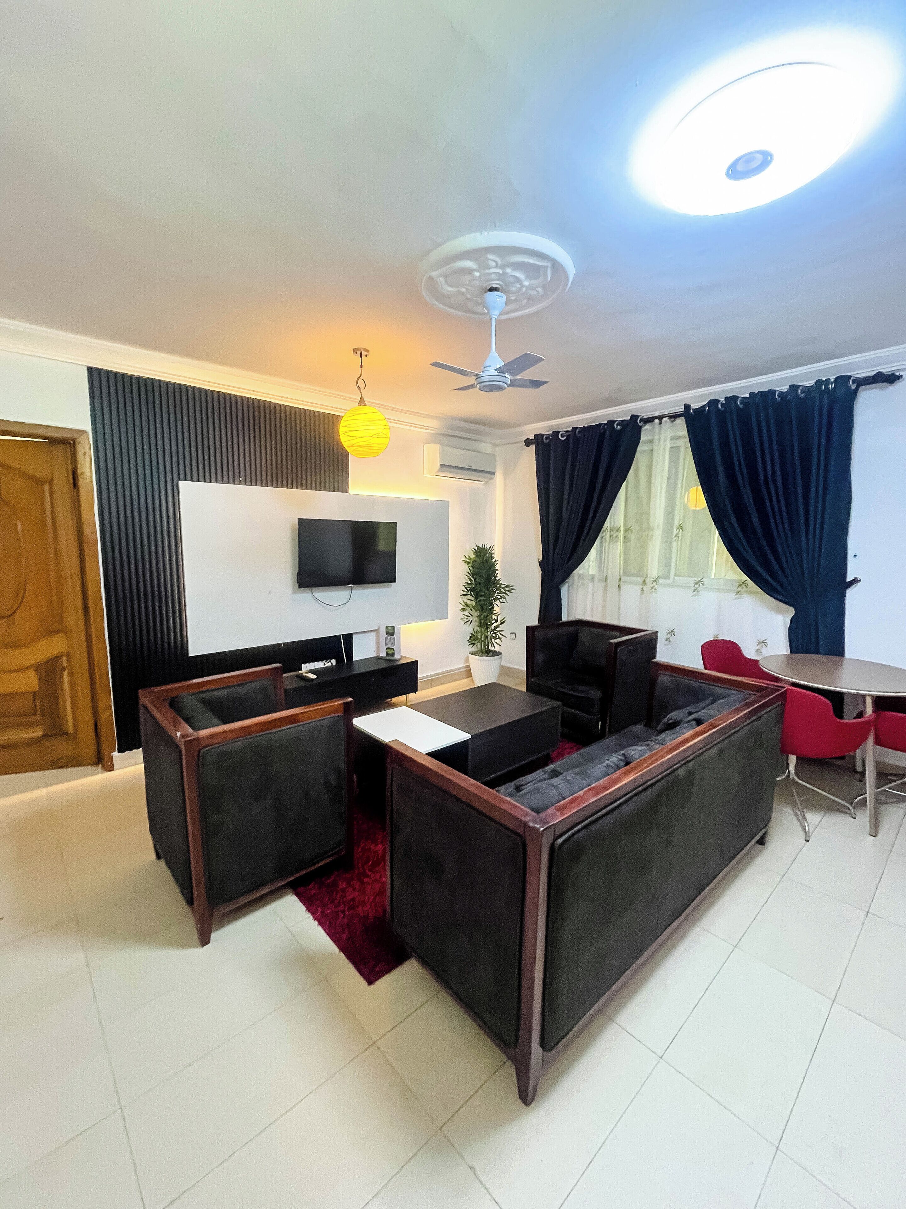 Suite – standard | Oppholdsområde | En 42-tommers smart-TV med Parabol-TV