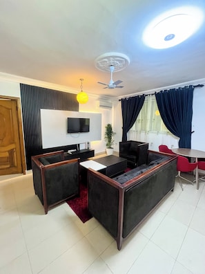 Standard Suite | Living area | 42-inch Smart TV with satellite channels - RK Italian Boy Hotel (Accra)