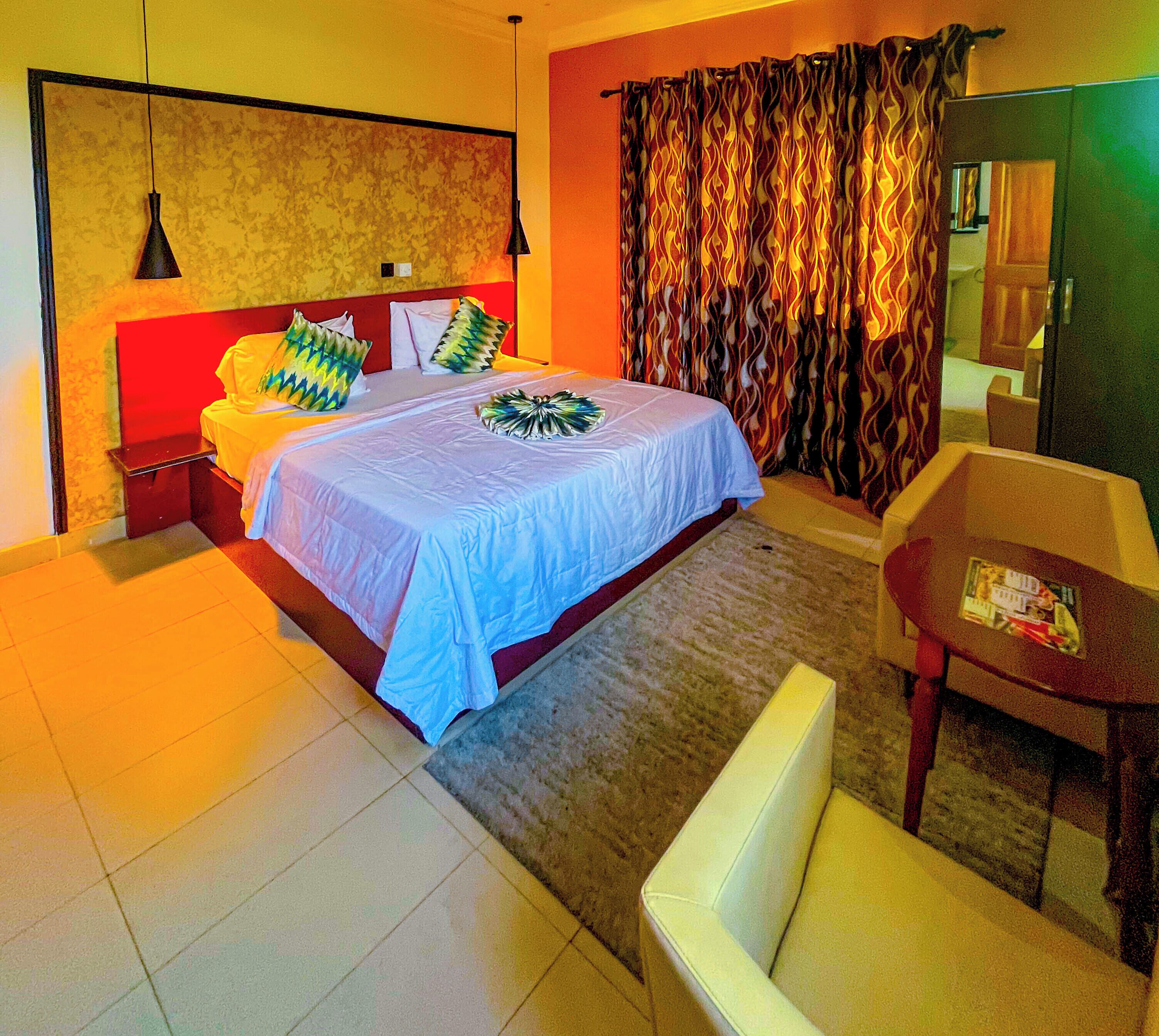 ジュニア スイート キングベッド 1 台 プールビュー | WiFi (無料)、ベッドシーツ