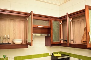 Deluxe Apartment, 1 King Bed | Private kitchen