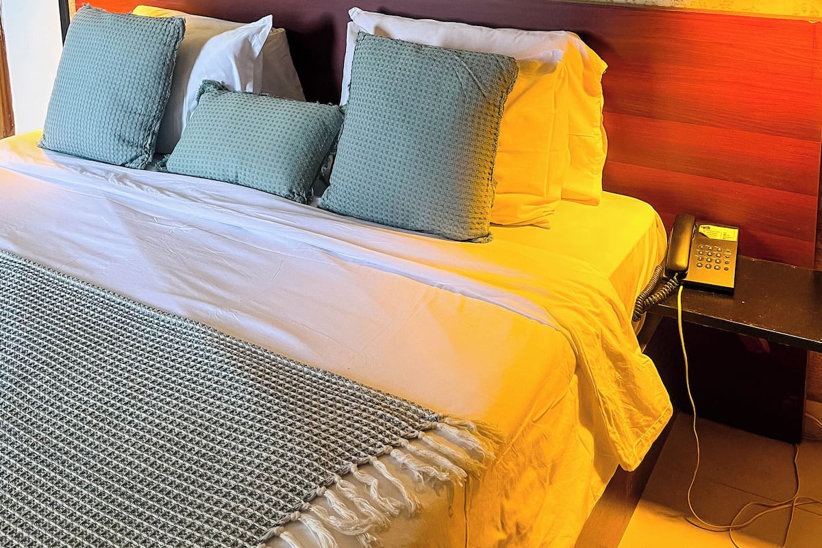 Junior-sviitti, 1 suuri parisänky, näköala uima-altaalle | Ilmainen Wi-Fi, vuodevaatteet