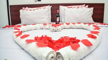 Deluxe-Apartment, 1 King-Bett | Kostenloses WLAN, Bettwäsche