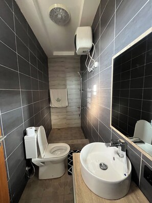 Douche à « effet pluie », serviettes fournies, savon, papier toilette