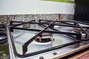 Deluxe Apartment, 1 King Bed | Private kitchen