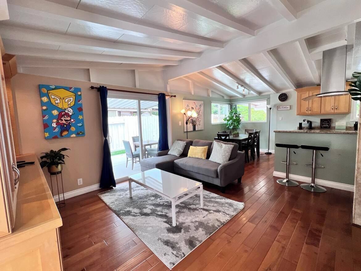 Cozy 4 bedrooms family house near Disneyland and Convention Center.