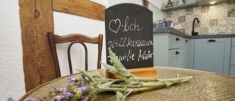 Jääkaappi, uuni, liesi, astianpesukone