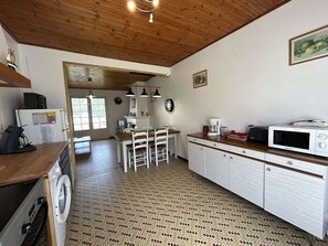 Fridge, microwave, oven, stovetop - House in Saint-Hilaire-de-Riez, near sea, pets allowed (Saint-Hilaire-de-Riez)