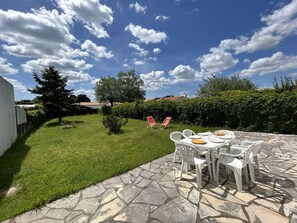 Outdoor dining - House in Saint-Hilaire-de-Riez, near sea, pets allowed (Saint-Hilaire-de-Riez)