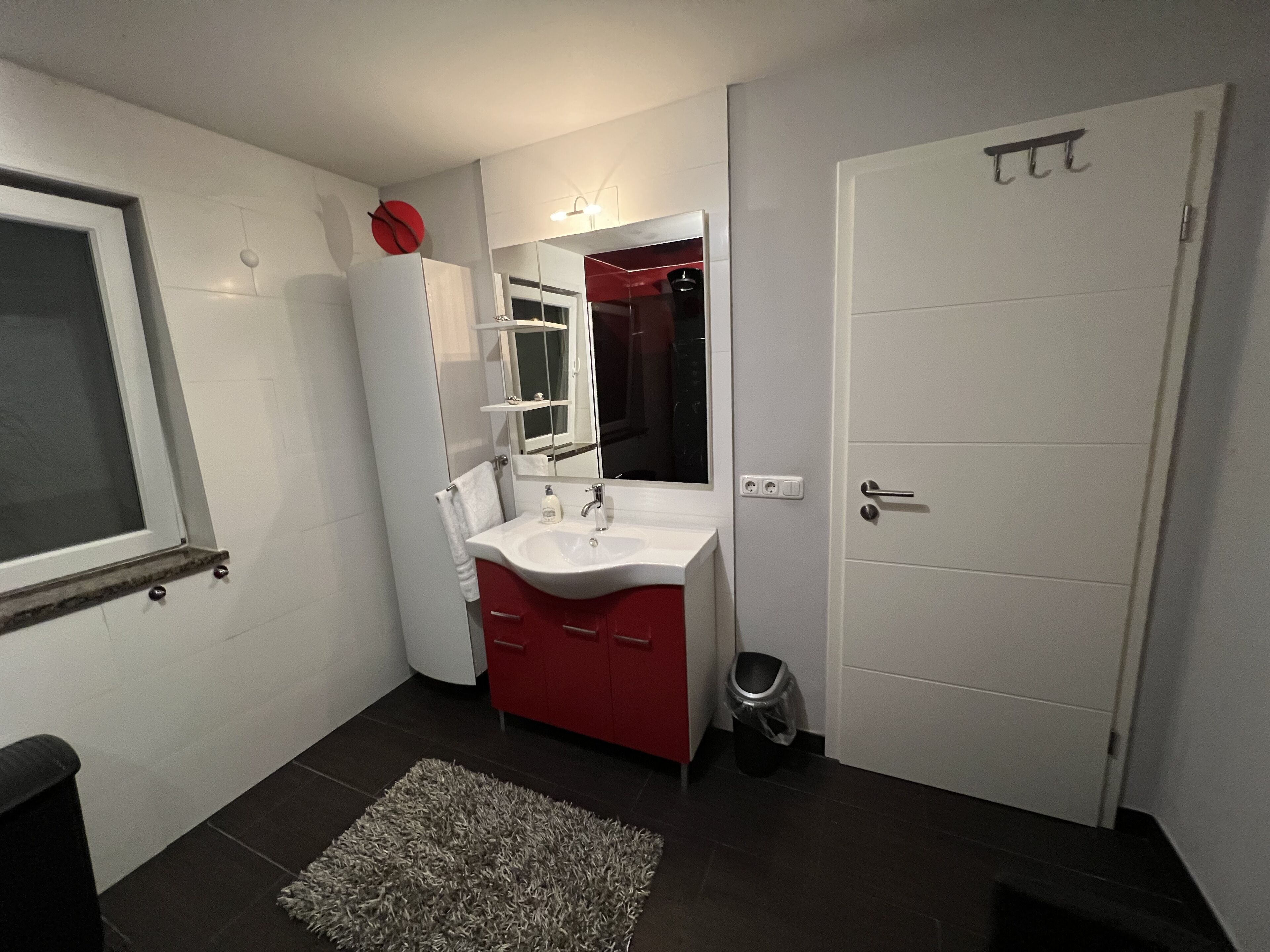 Dusche, Haartrockner, Handtücher, Toilettenpapier