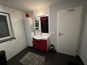 Dusche, Haartrockner, Handtücher, Toilettenpapier