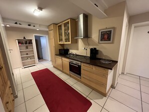 Fridge, microwave, oven, stovetop - Großzügige Ferienwohnung im Oberland (Warngau)