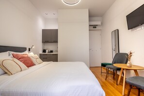 Deluxe Studio | In-room safe, blackout drapes, soundproofing, free WiFi - Phaedrus Living The Nine Muses Euterpe (Athens)