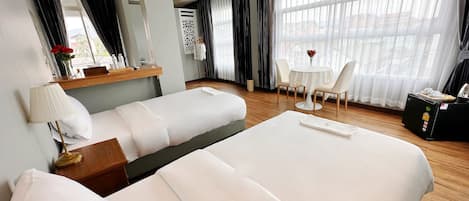 1 quarto, frigobar, escrivaninha, espaço de trabalho para notebook