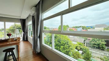 Quarto luxo, 1 cama King, para não fumantes, acesso à piscina | 1 quarto, frigobar, escrivaninha, espaço de trabalho para notebook