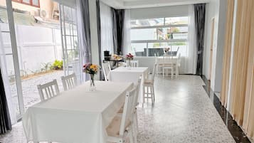 Free daily cooked-to-order breakfast