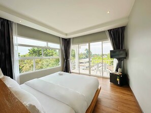 Deluxe-rum - 1 kingsize-säng - icke-rökare - tillgång till pool | 1 sovrum, minibar, skrivbord och arbetsyta för laptop