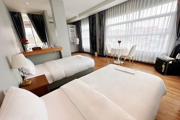 Habitación Deluxe, 2 camas individuales, no fumadores, acceso a la piscina | 1 dormitorio, minibar, escritorio