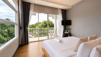 Deluxe kamer, 1 kingsize bed, niet-roken, toegang tot zwembad | 1 slaapkamer, een minibar, een bureau, een laptopwerkplek