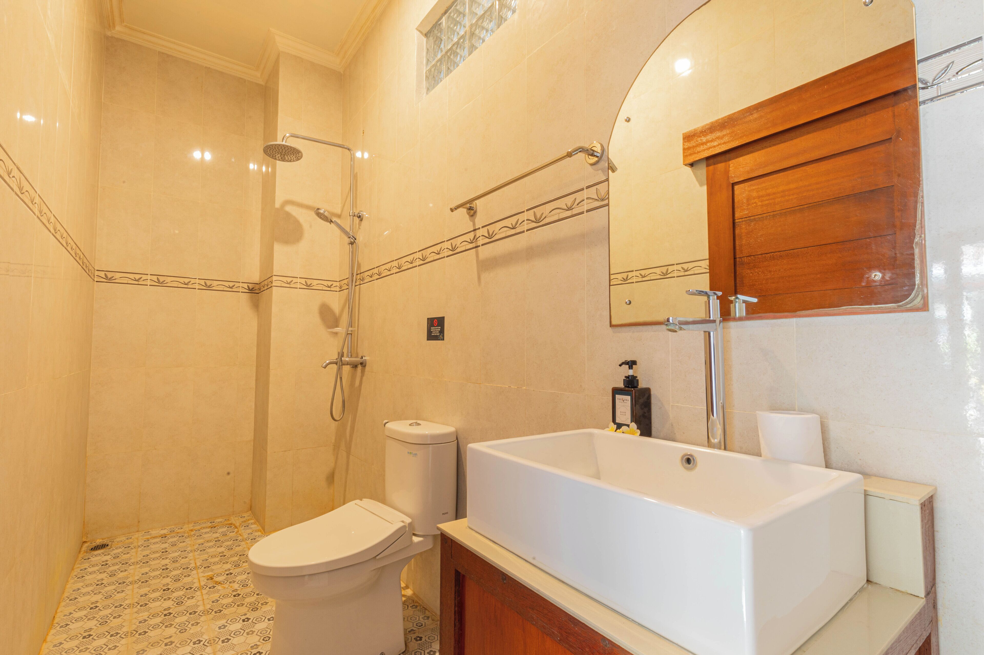 A bathroom with a shower, toilet, and bathtub.