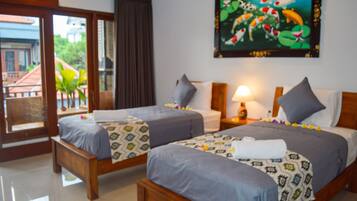 Desk, laptop workspace, soundproofing, free WiFi