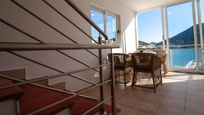 A balcony with wicker furniture and a view of the sea. - 1 Double room with Private Parking (Neum)