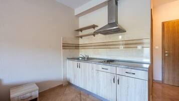 Stovetop, cookware/dishes/utensils