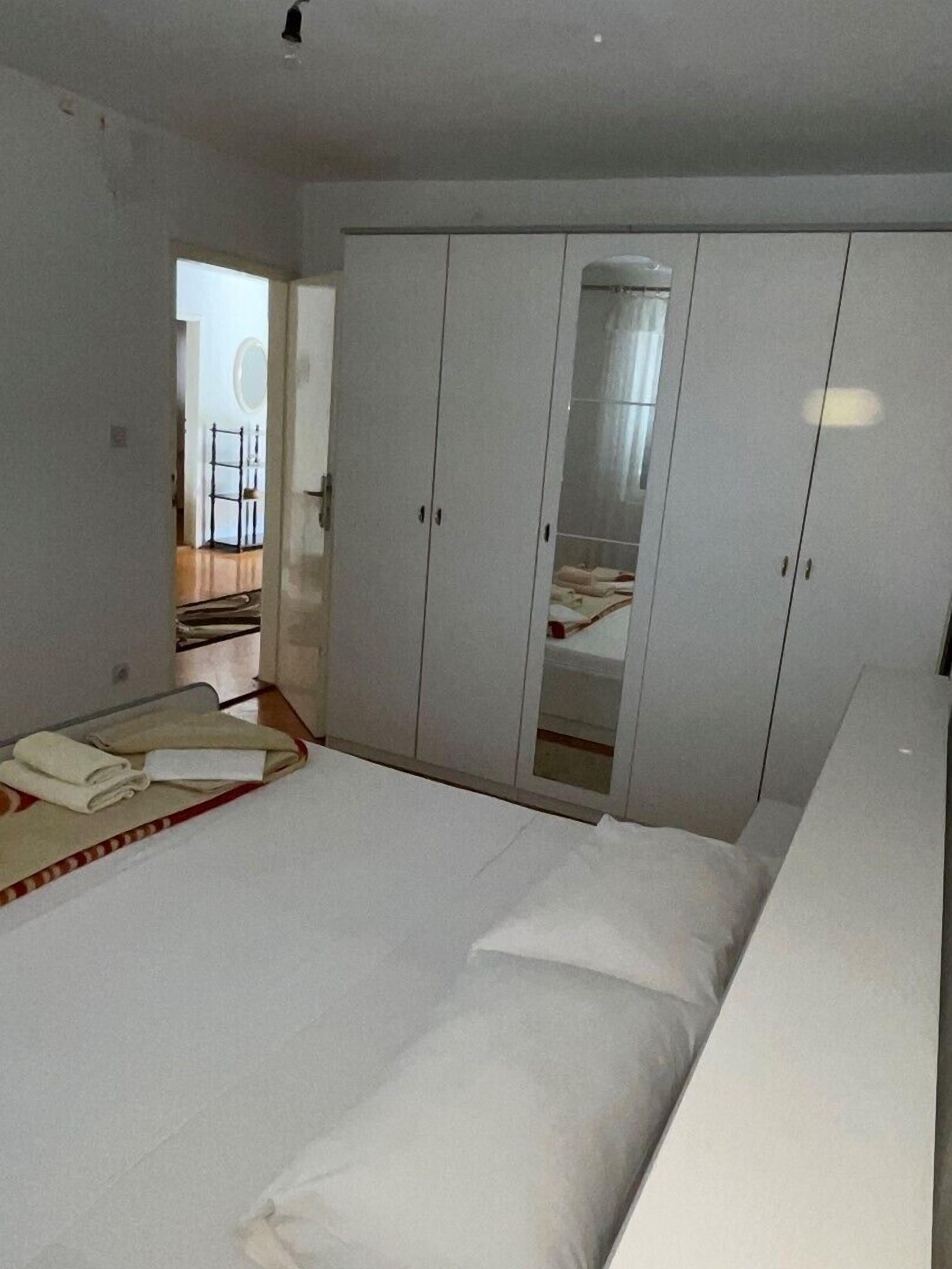 5 chambres, fer et planche à repasser, Wi-Fi, draps fournis