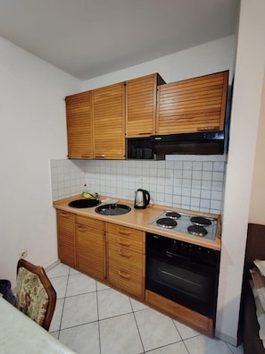 Fridge, stovetop