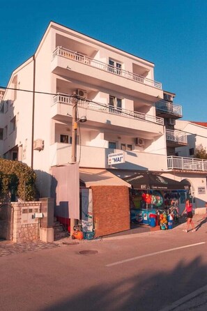 المنشأة من الخارج