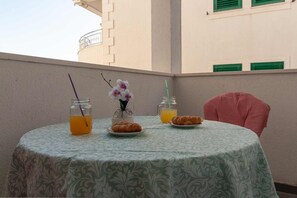 Outdoor dining - Apartmani Laura / Cozy App with Side Sea View 6 (Neum)