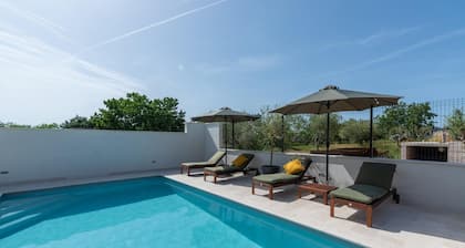 Villa Nia in Kmeti With 5 Bedrooms and 4 Bathrooms