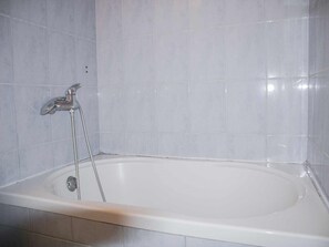 Chuveiro, secador de cabelo, toalhas de banho 