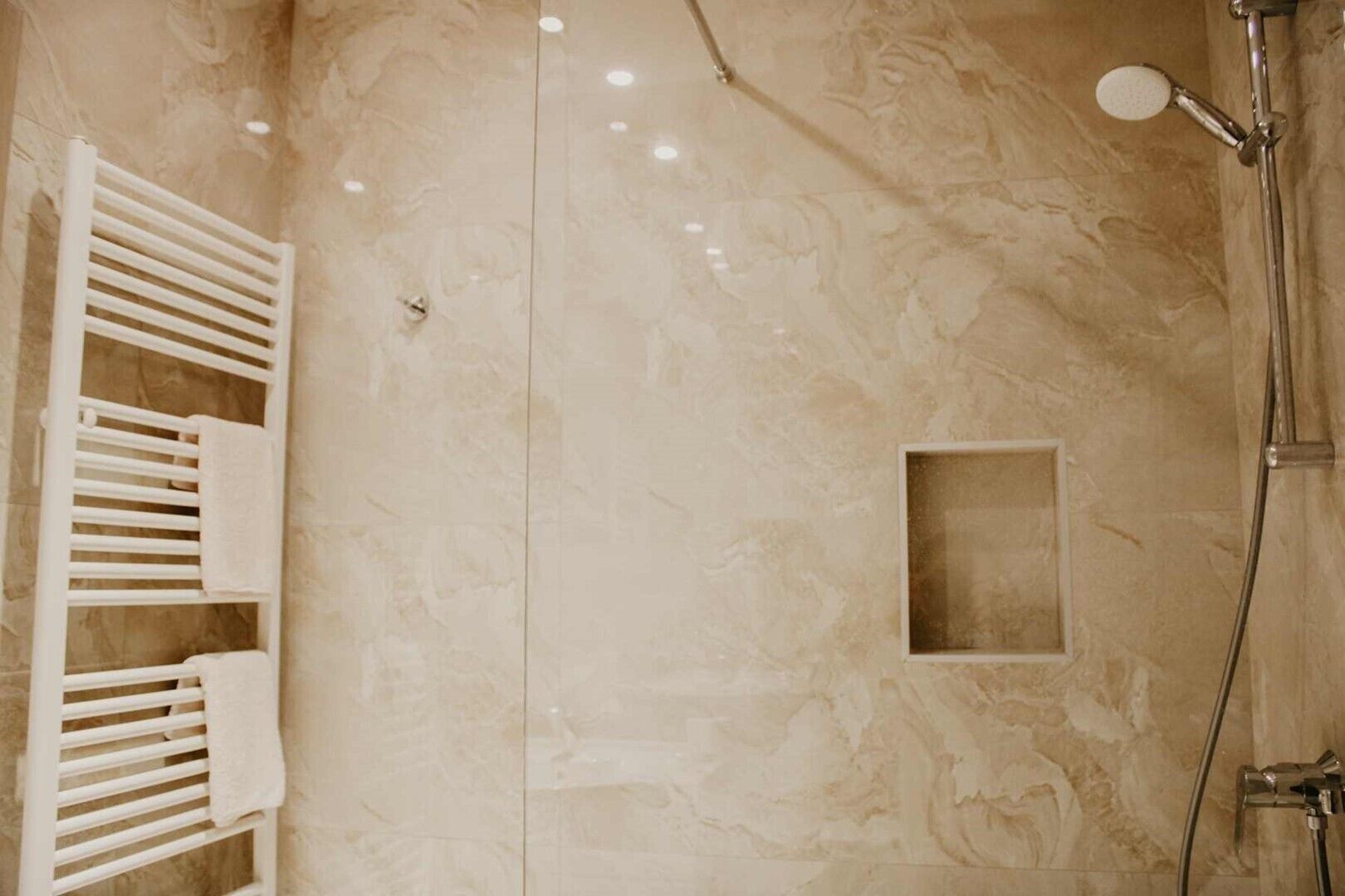 Dusche, Haartrockner, Handtücher