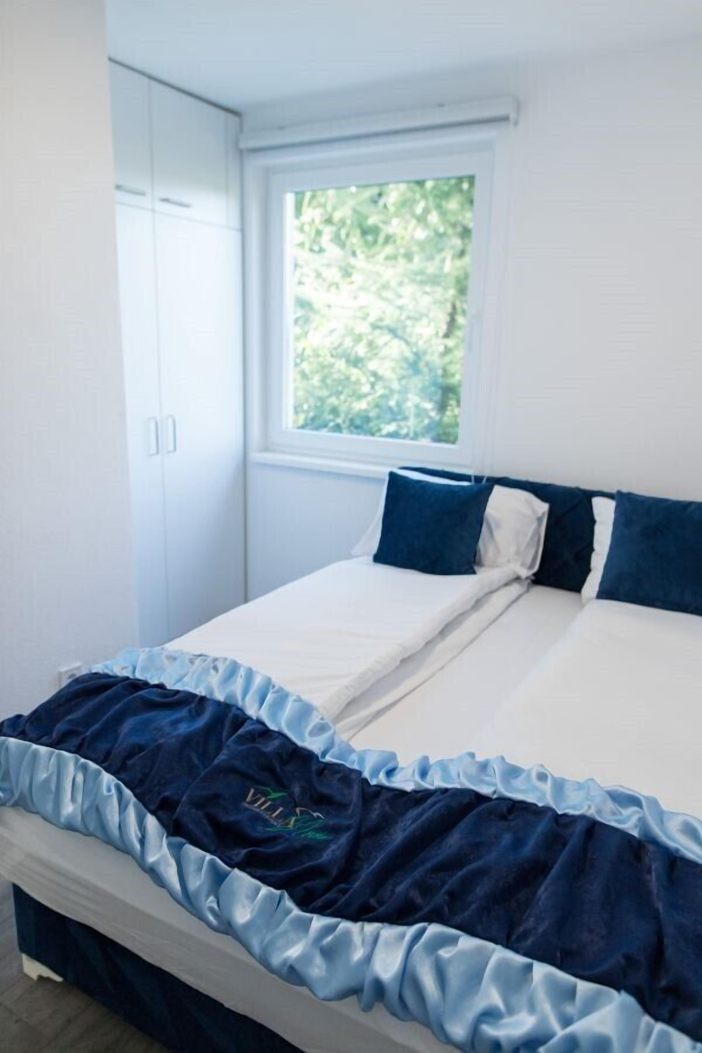 8 bedrooms, WiFi, bed sheets