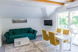TV - Amazing holiday house Noor surrounded with nature (Pazarić)