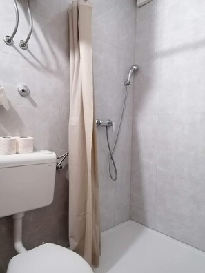 Bathtub, towels